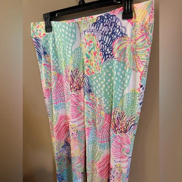 Lilly Pulitzer Georgia May Palazzo
Roar of the seas Wide Leg Pants Size
L - Picture 2 of 5